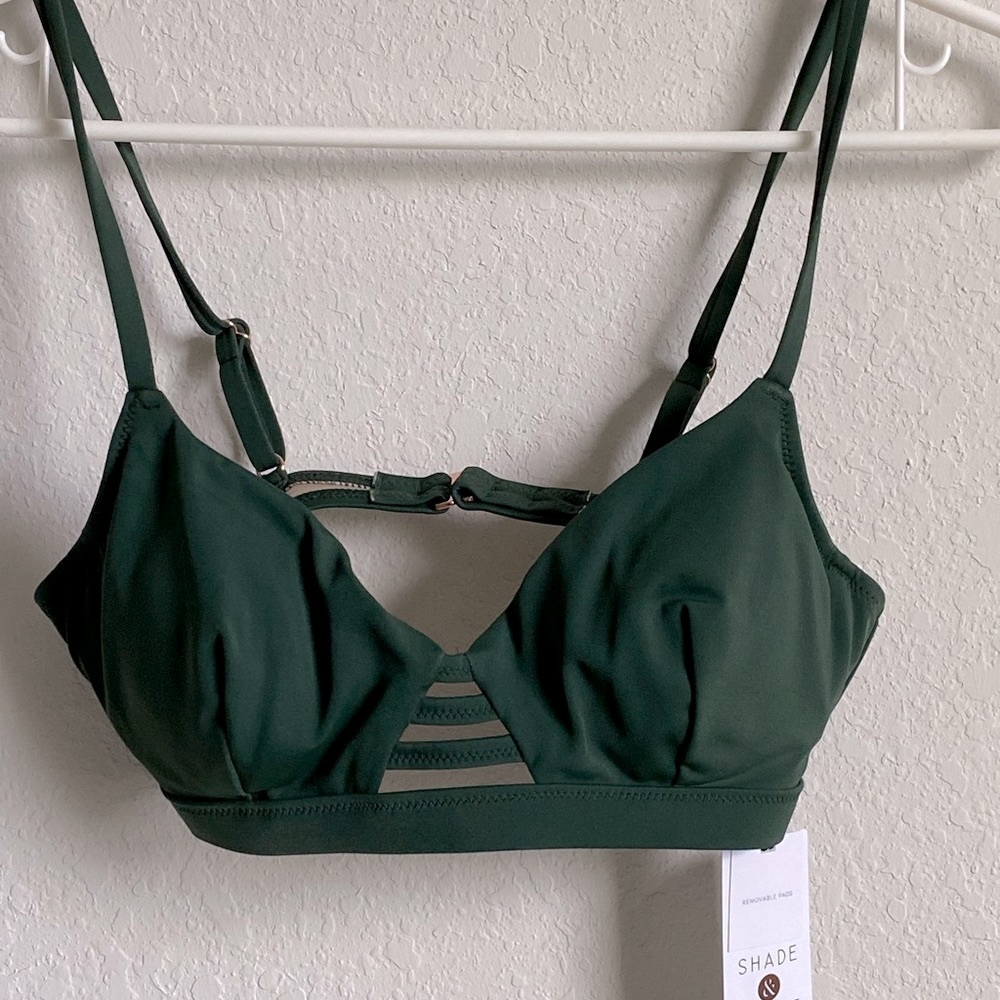 Shade & Shore Dark Green Adjustable Bikini Top. Size 34B, removable cups.  NWT
